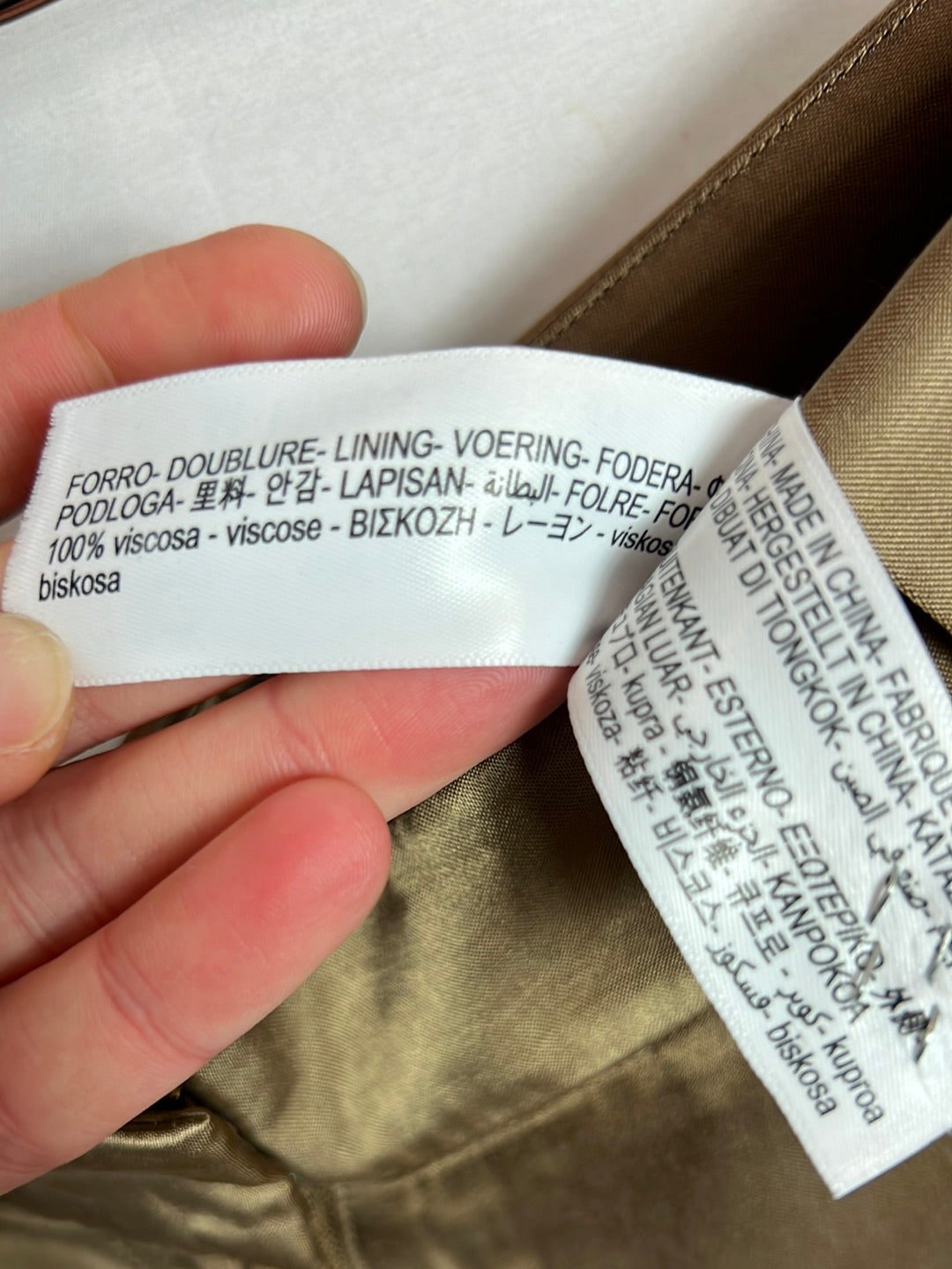 MASSIMO DUTTI. Pantalones a fluidos ocre. T 38