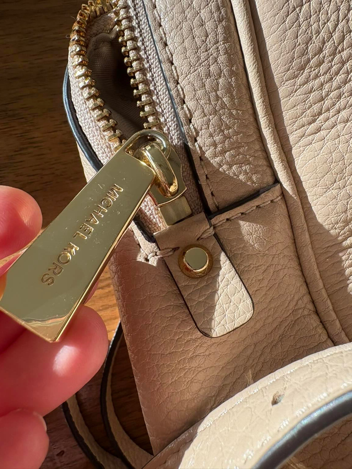 MICHAEL KORS. Mochila mediana piel tachuelas
