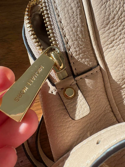 MICHAEL KORS. Mochila mediana piel tachuelas
