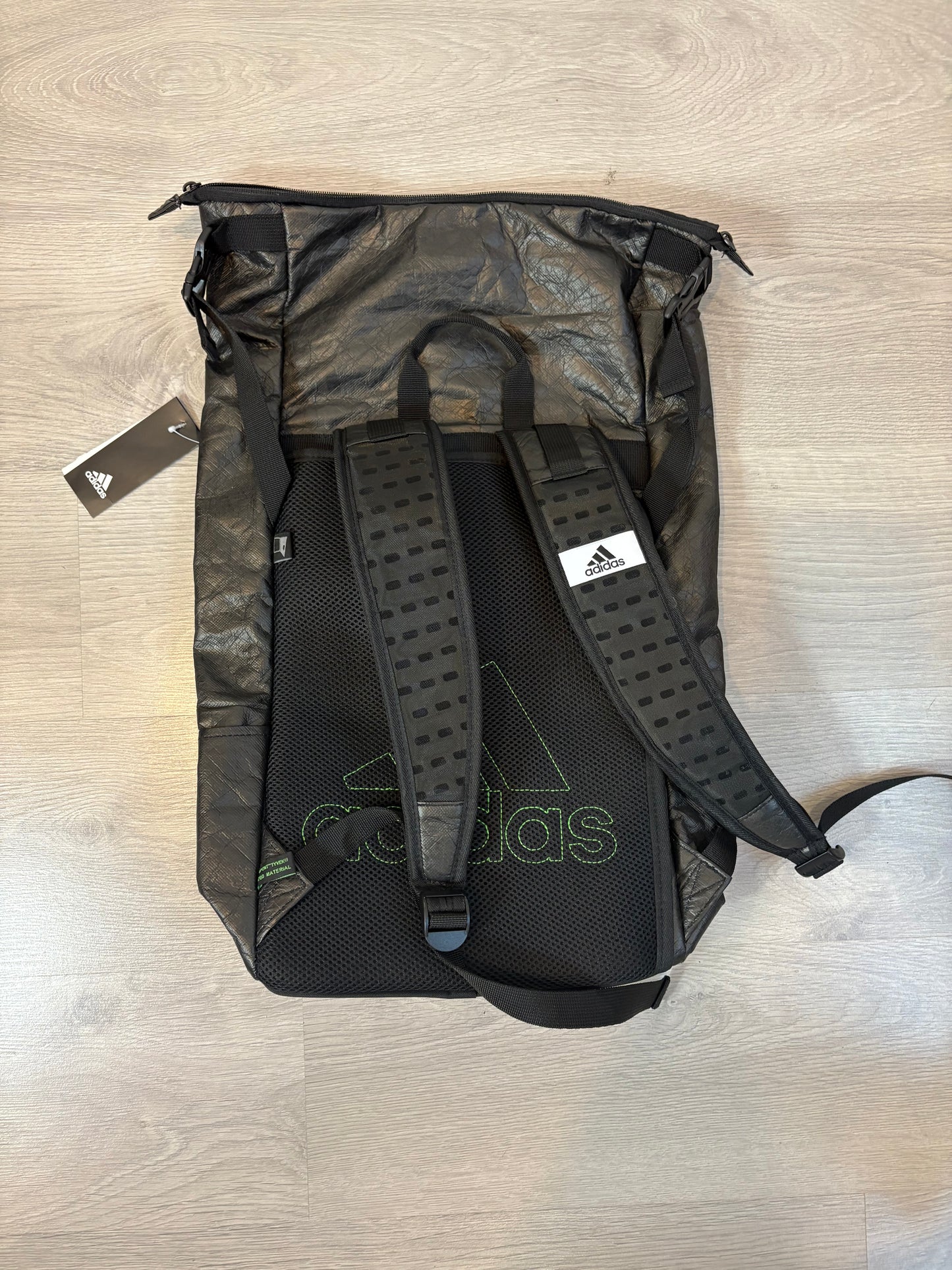 ADIDAS. Mochila negra textura