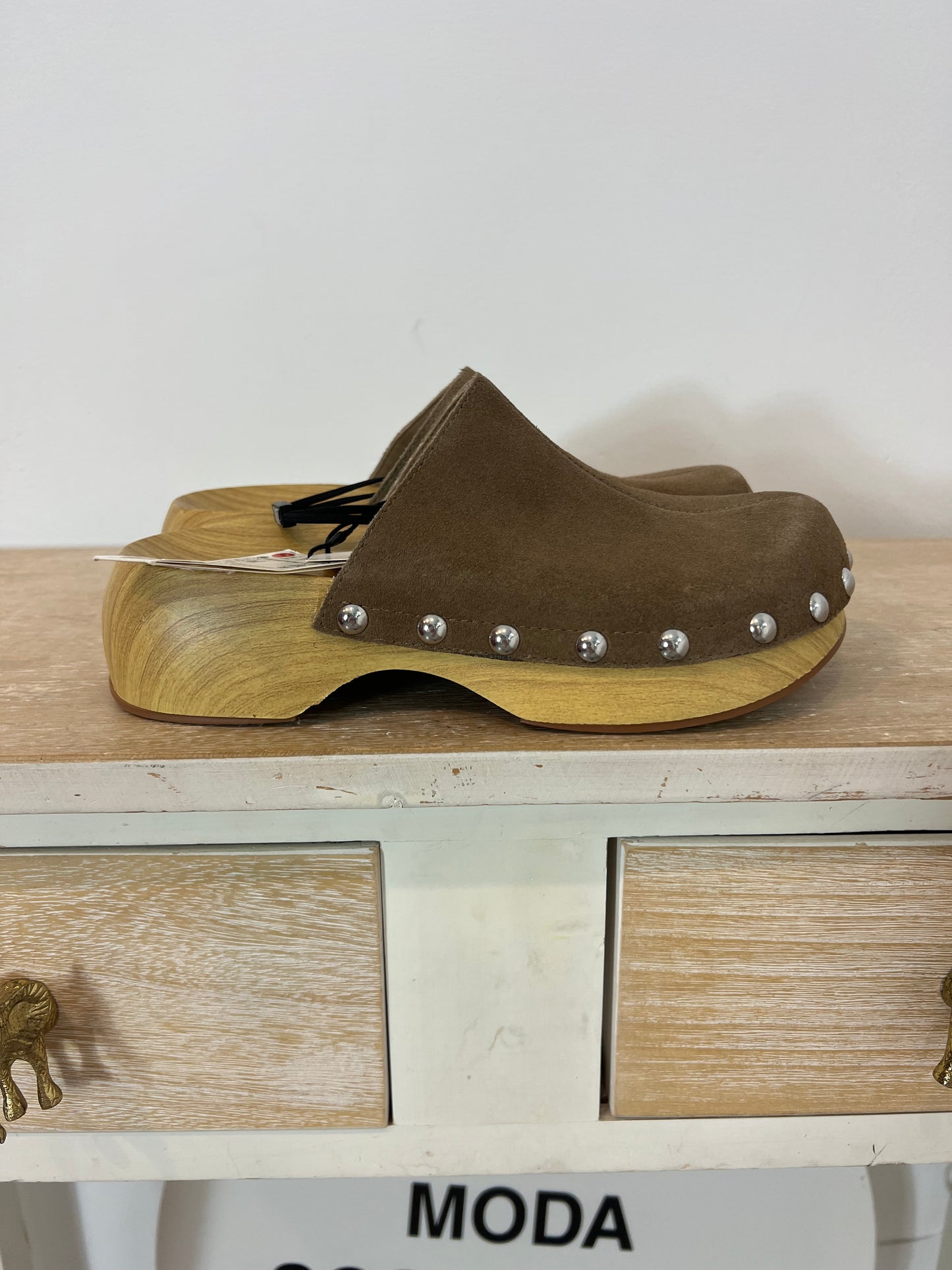 ZARA. Beige leather clogs, size 37