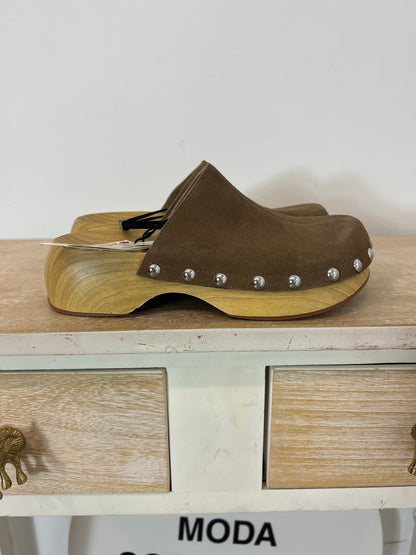 ZARA. Beige leather clogs, size 37