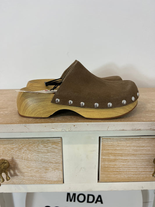 ZARA. Beige leather clogs, size 37