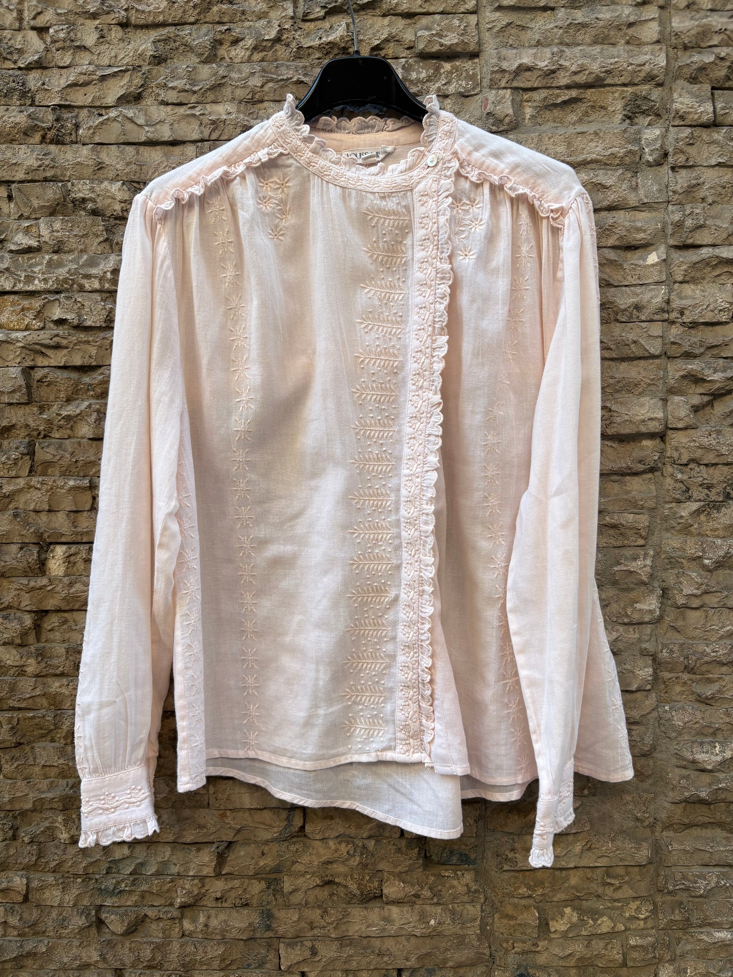 LOUISE MISHA. Blusa rosa claro bordados