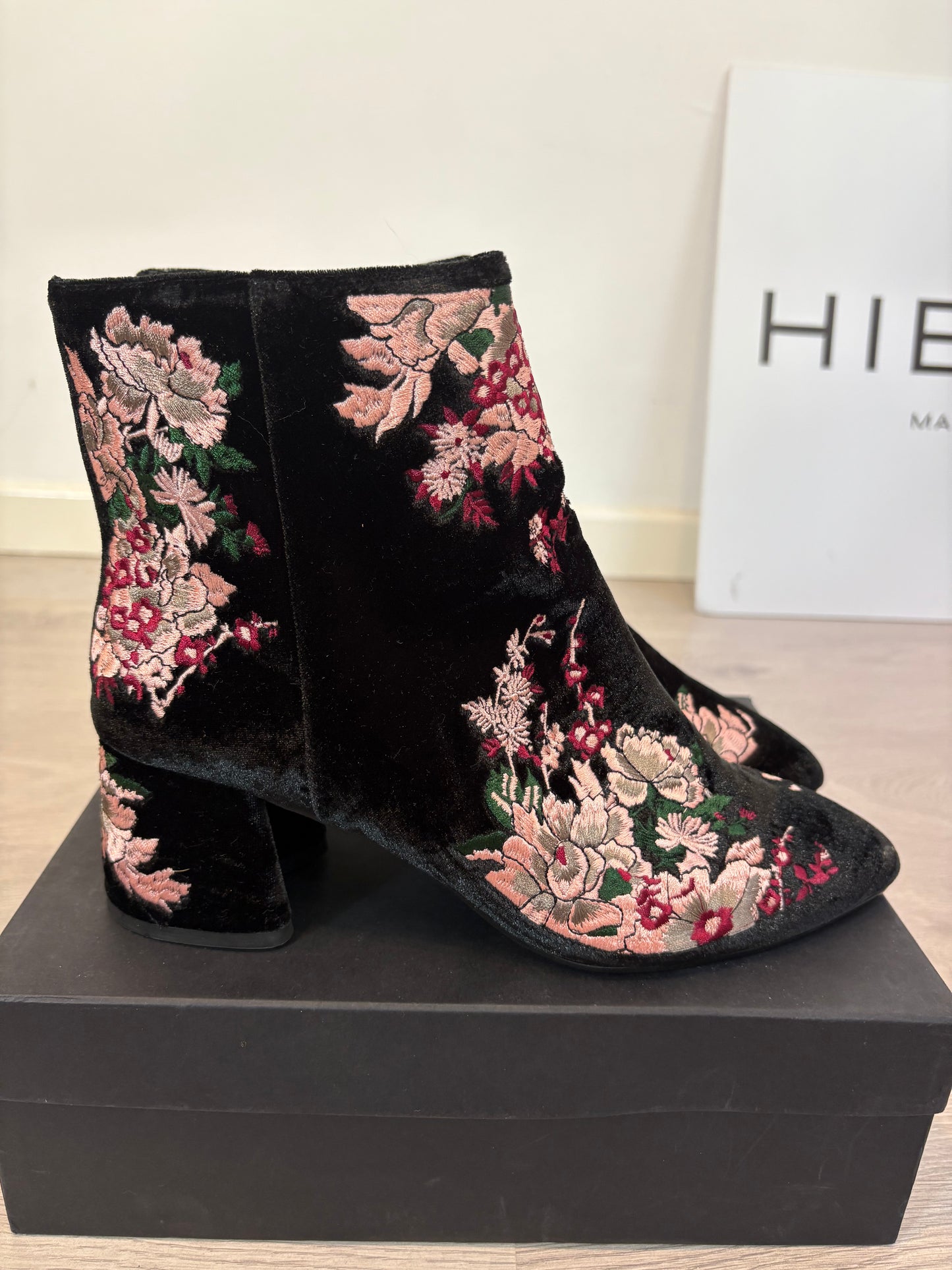 UTERQÜE. Botines negros bordados. T 40