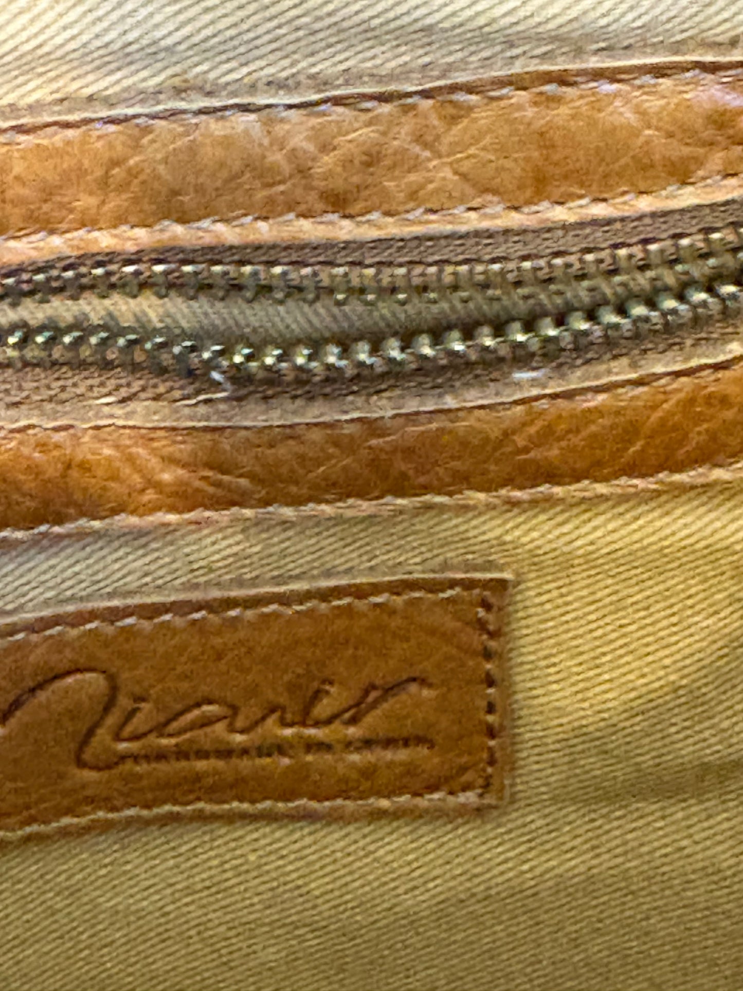 MICUIR. Mochila tachas camel