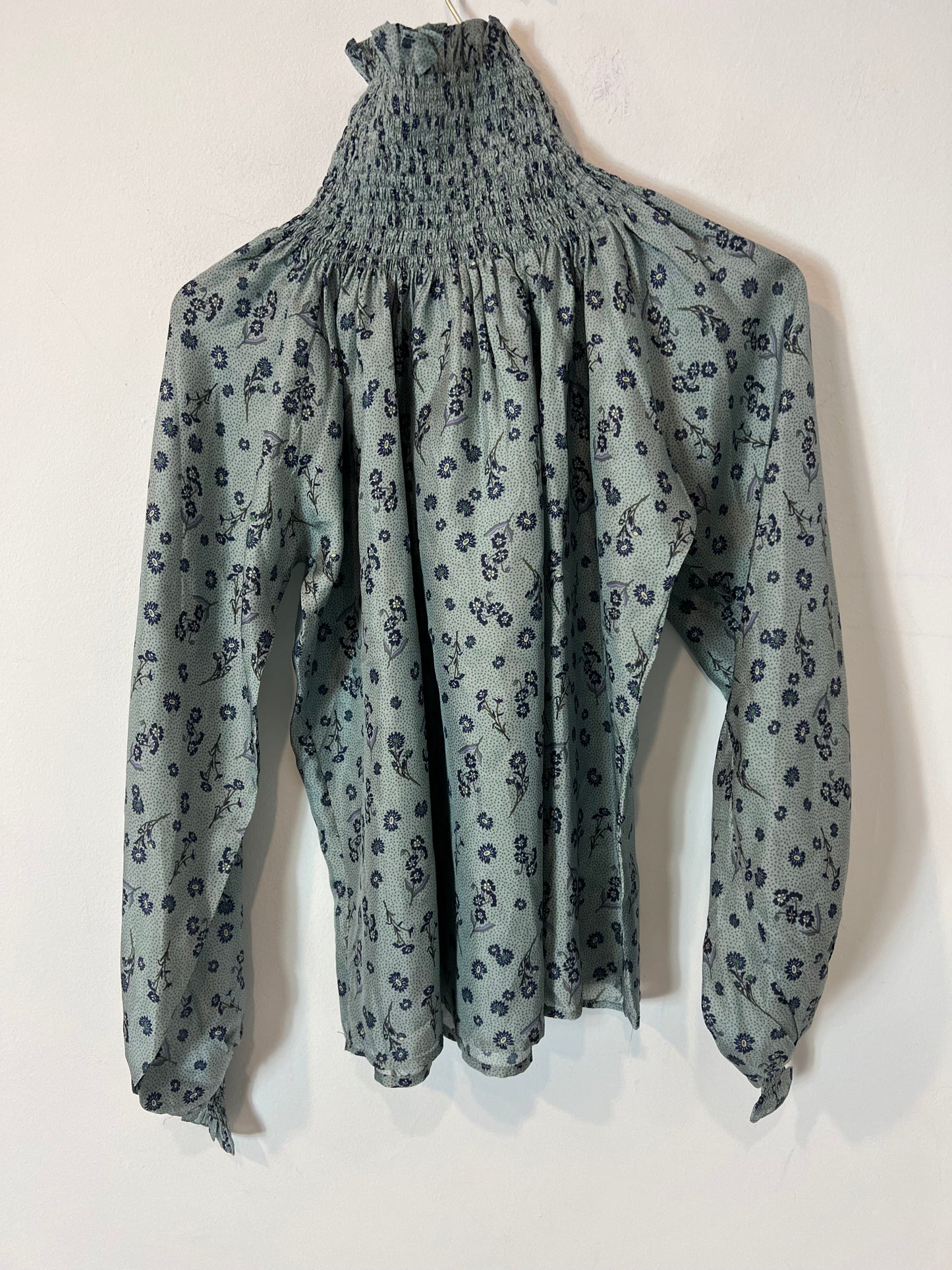 OTRAS. Blusa fluida estampada cuello nido de abeja T XS/S