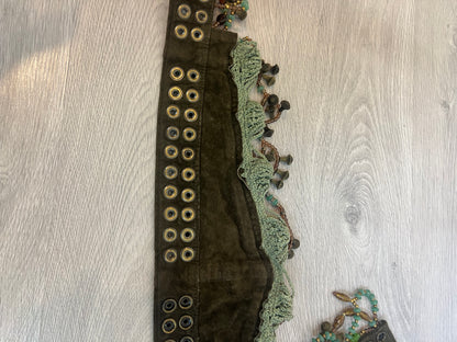 OTRAS. Cinturón piel abalorio