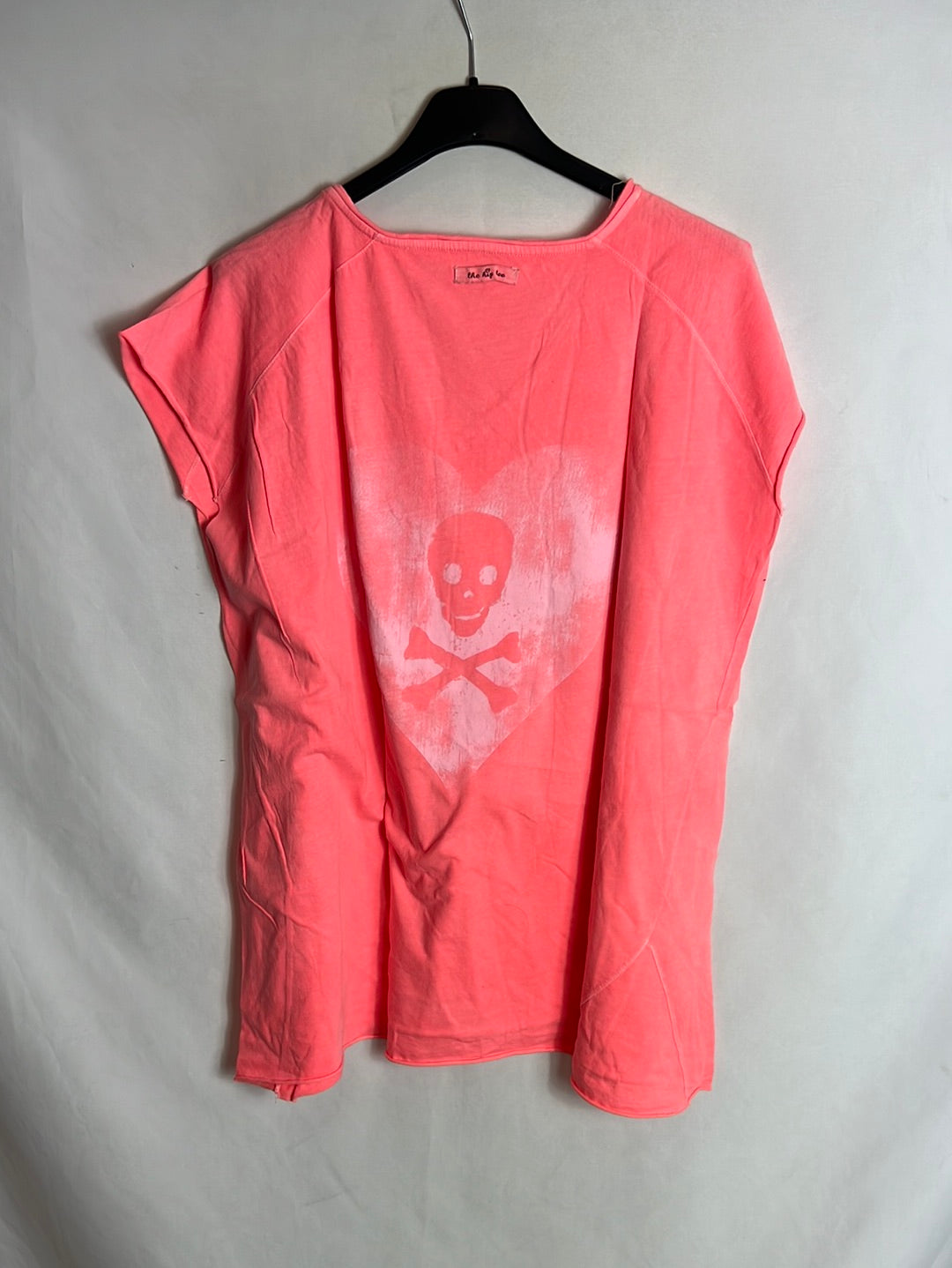 THE HIP TEE. Fluorescent pink T-shirt with back detail. TM