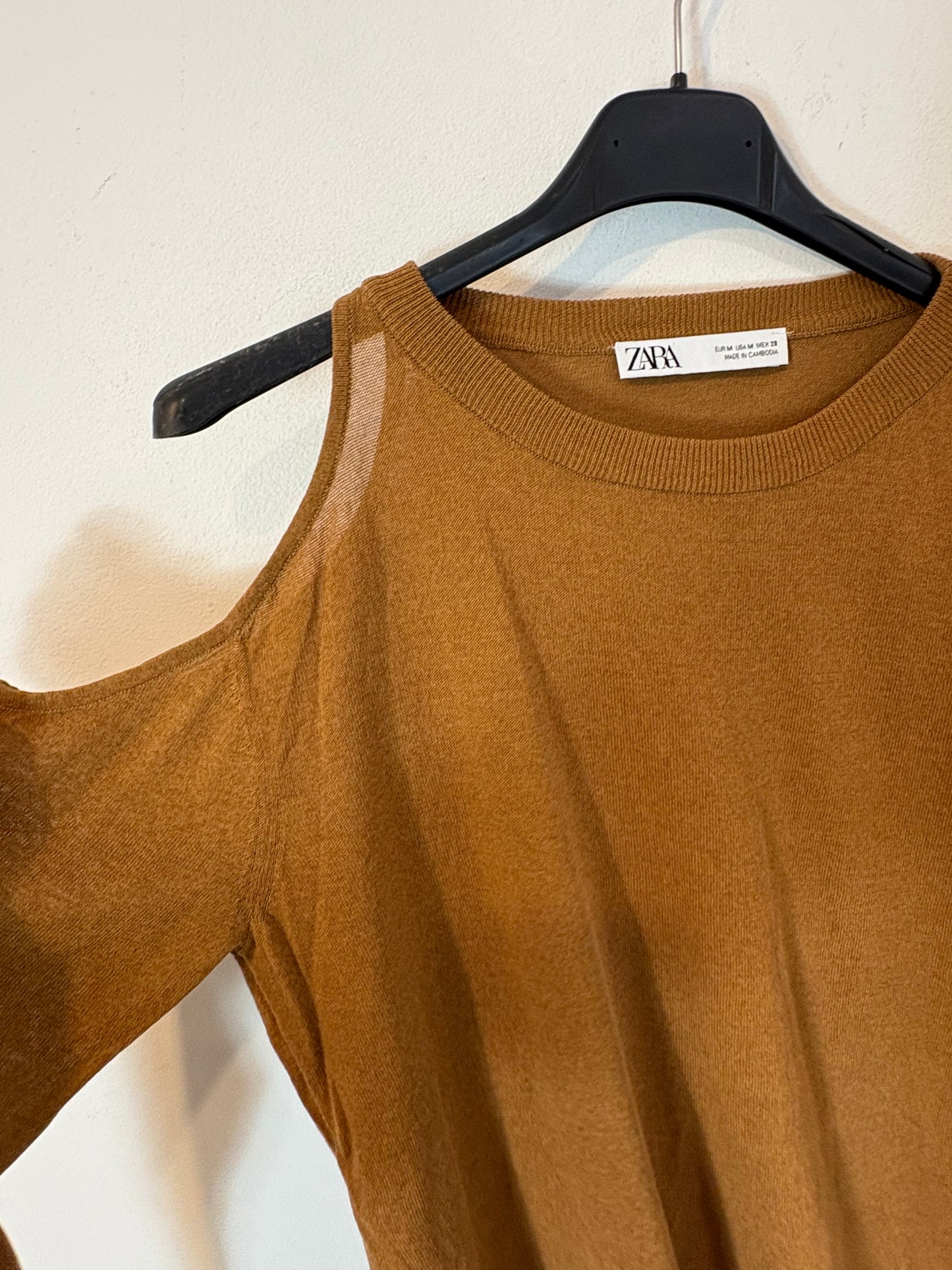 ZARA.  top fino camel hombros