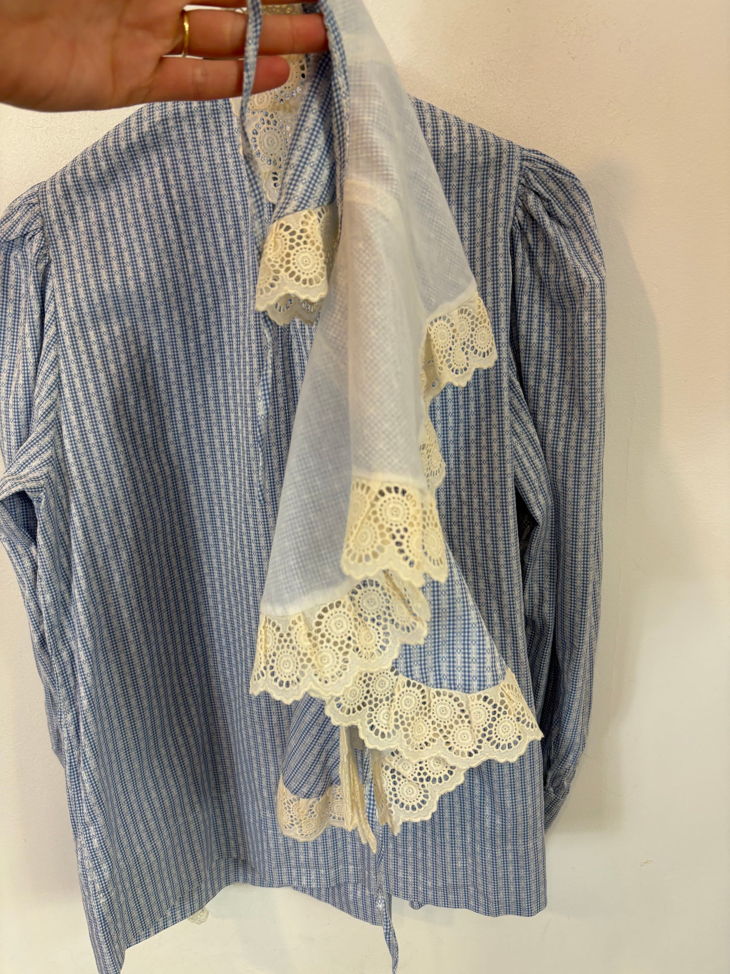 ANDION. Blusa azul detalle cuello