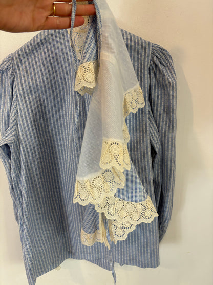 ANDION. Blusa azul detalle cuello