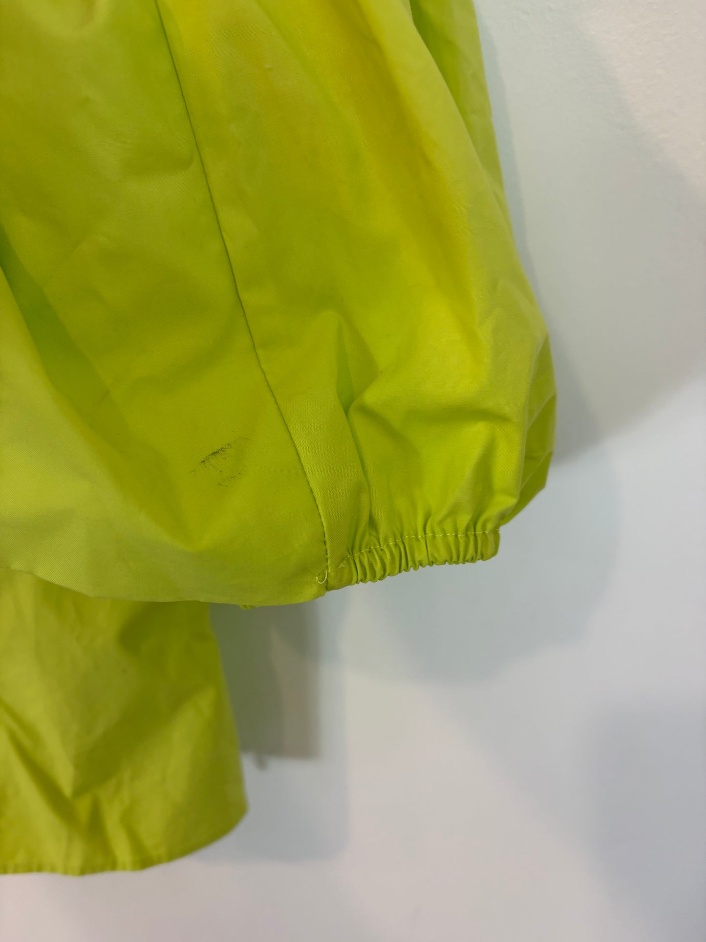 PEDRO DEL HIERRO. Top verde volante. T M