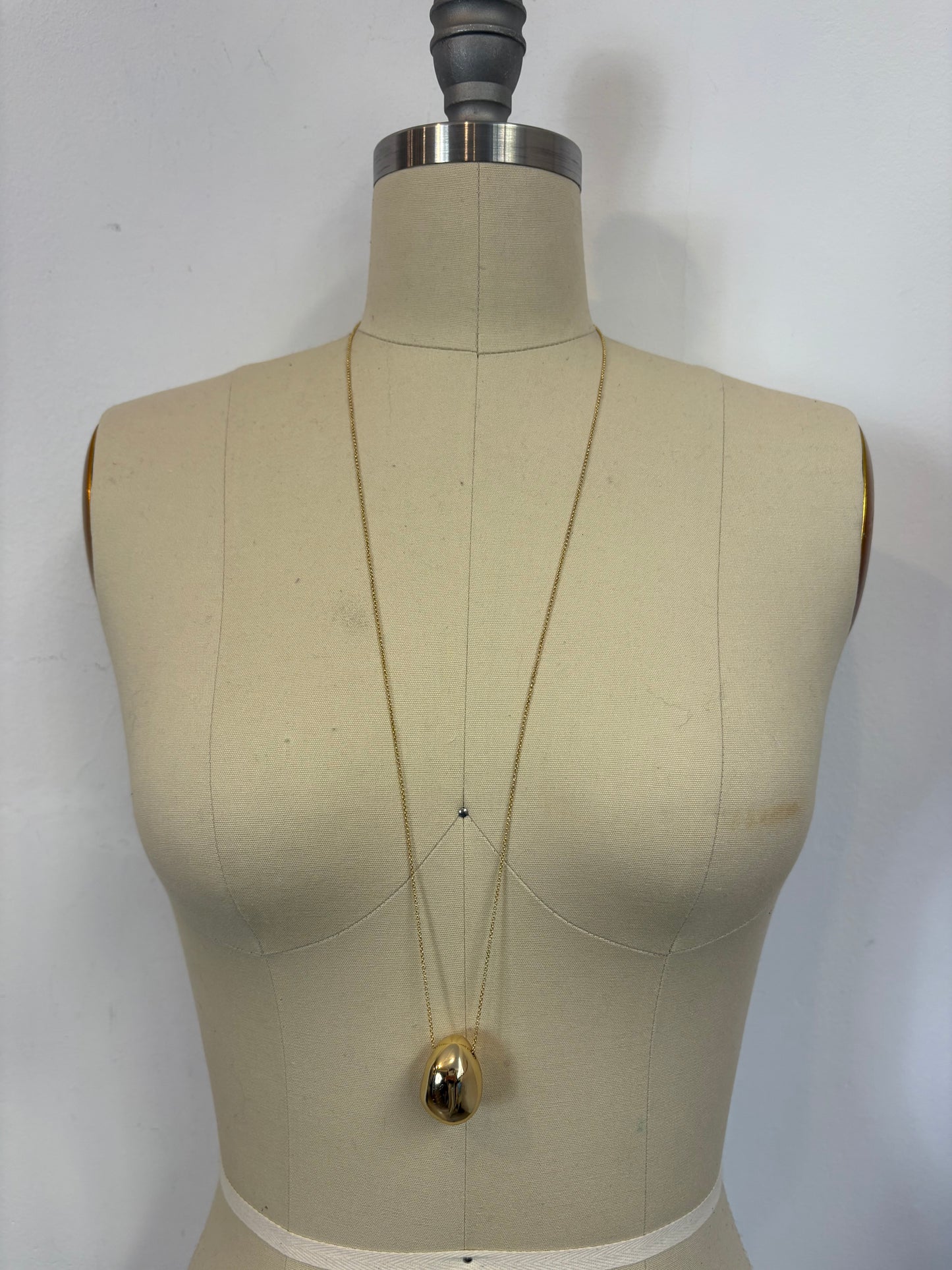 MASSIMO DUTTI. Collar largo dorado colgante