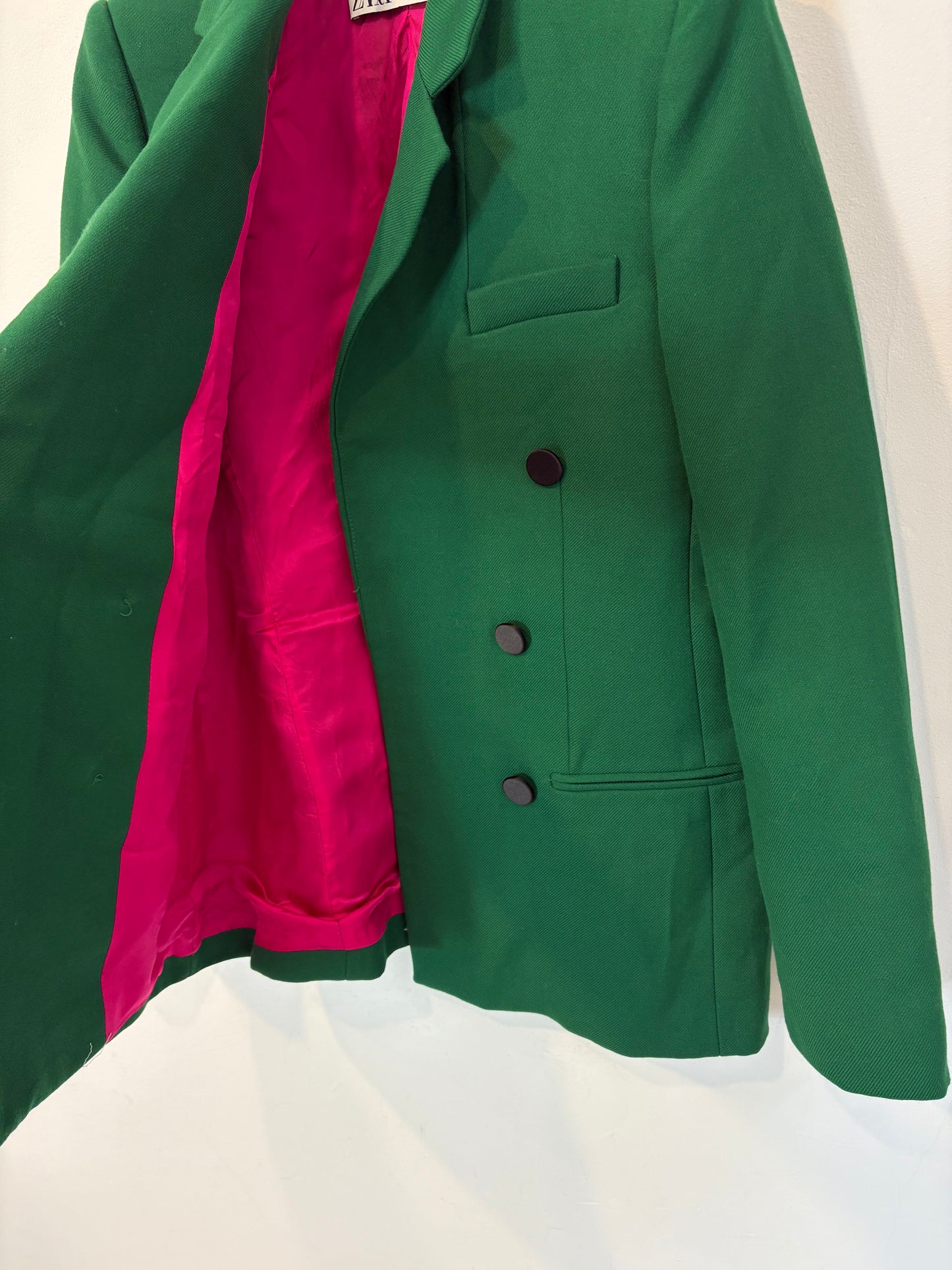 ZARA. Traje de chaqueta verde doble botonadura