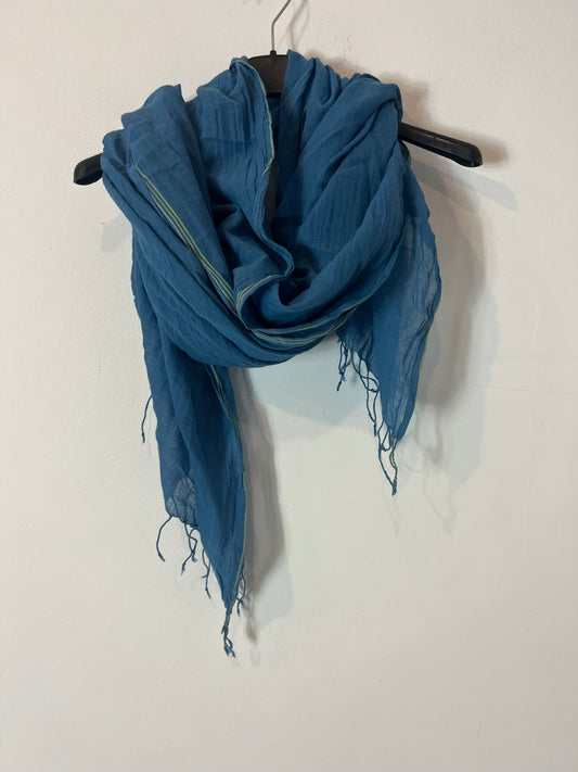 OTRAS. Fular azul detalles fluor