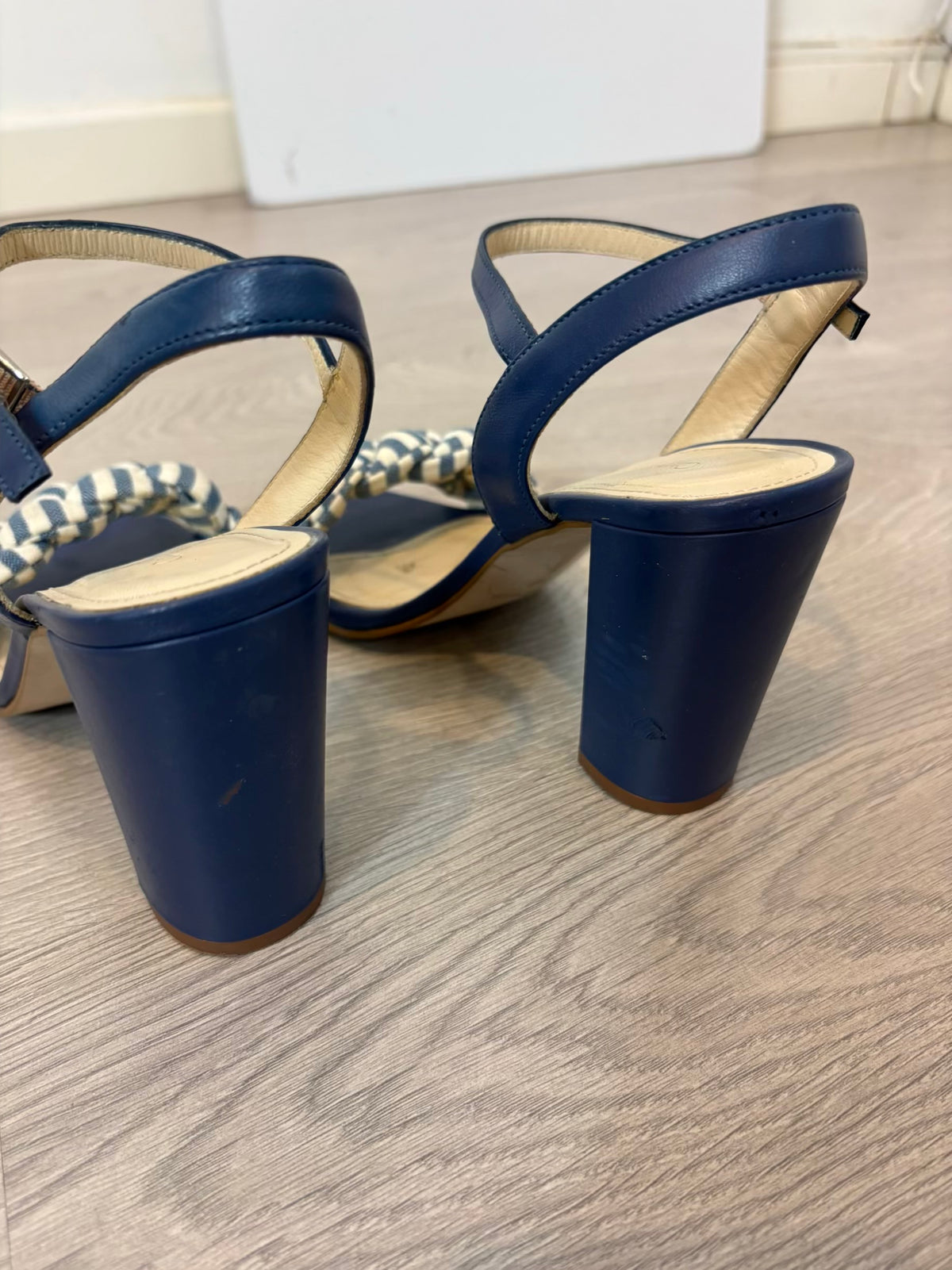 CAPSULE ESTUDIO. Sandalia azul trenzada T.39