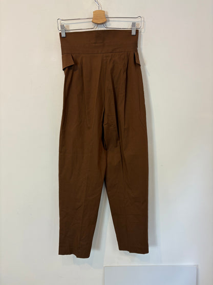 NAME THE BRAND. Pantalón marrón pinzas