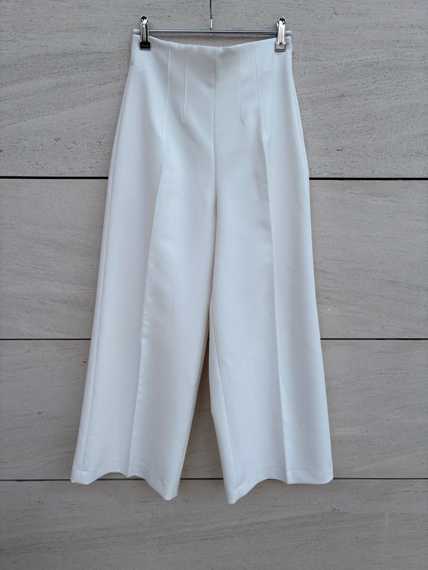 ZARA. Pantalón blanco pinzas