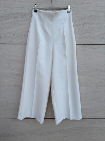 ZARA. Pantalón blanco pinzas