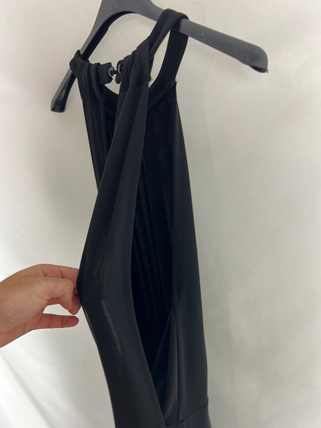 VERÓNICA PACHECO. Mono negro fluido cuello halter. T S