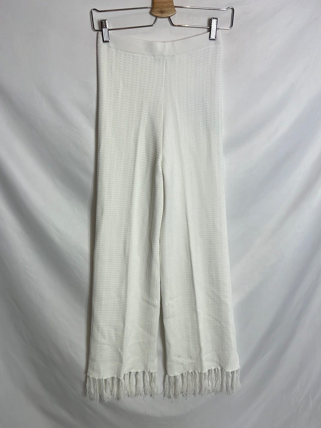 ZARA. Pantalón punto flecos T.s