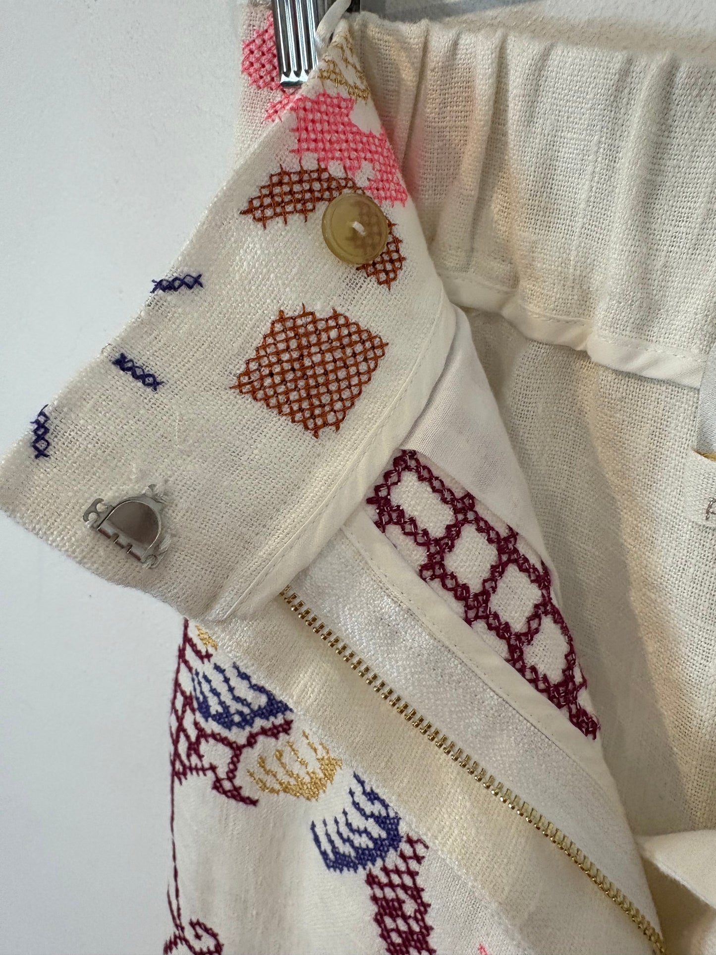 FORTE FORTE. Pantalón lino blanco detalles punto de cruz