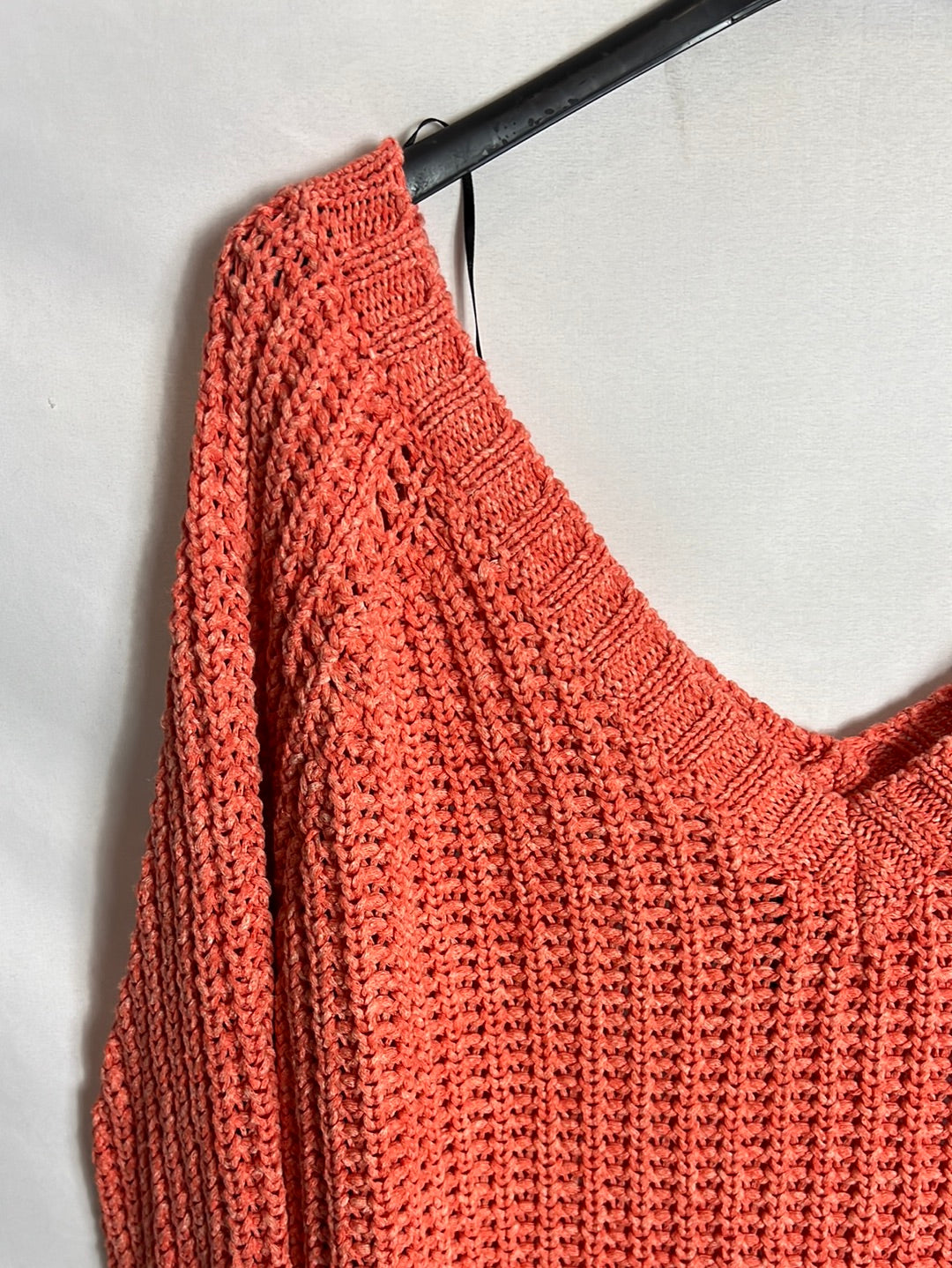 MASSIMO DUTTI. Jersey salmón jaspeado escote en pico. T S