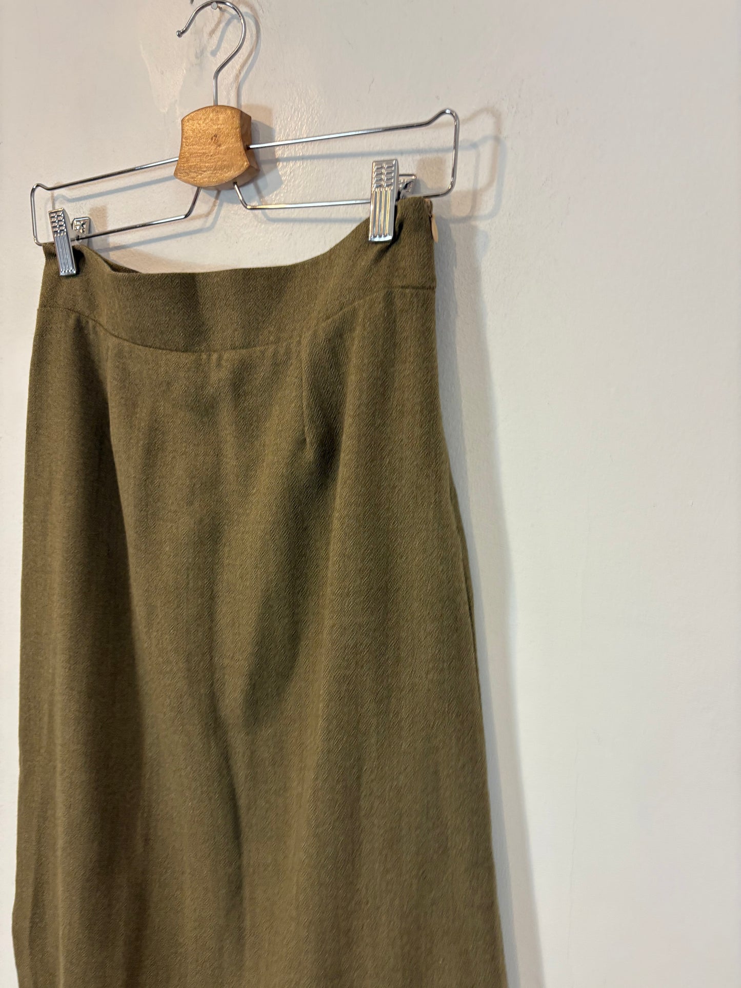 IPA Brand. Falda midi verde con lana aberturas