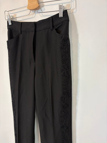 H&M. Conjunto chaqueta y pantalón negro detalles