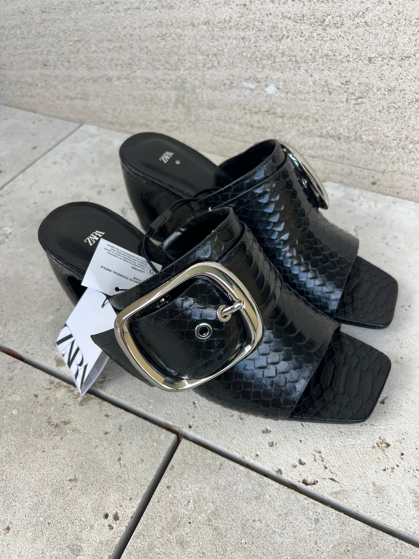 ZARA. Sandalias piel detalle tacón. T 40