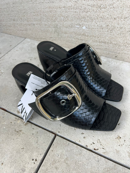 ZARA. Sandalias piel detalle tacón. T 40