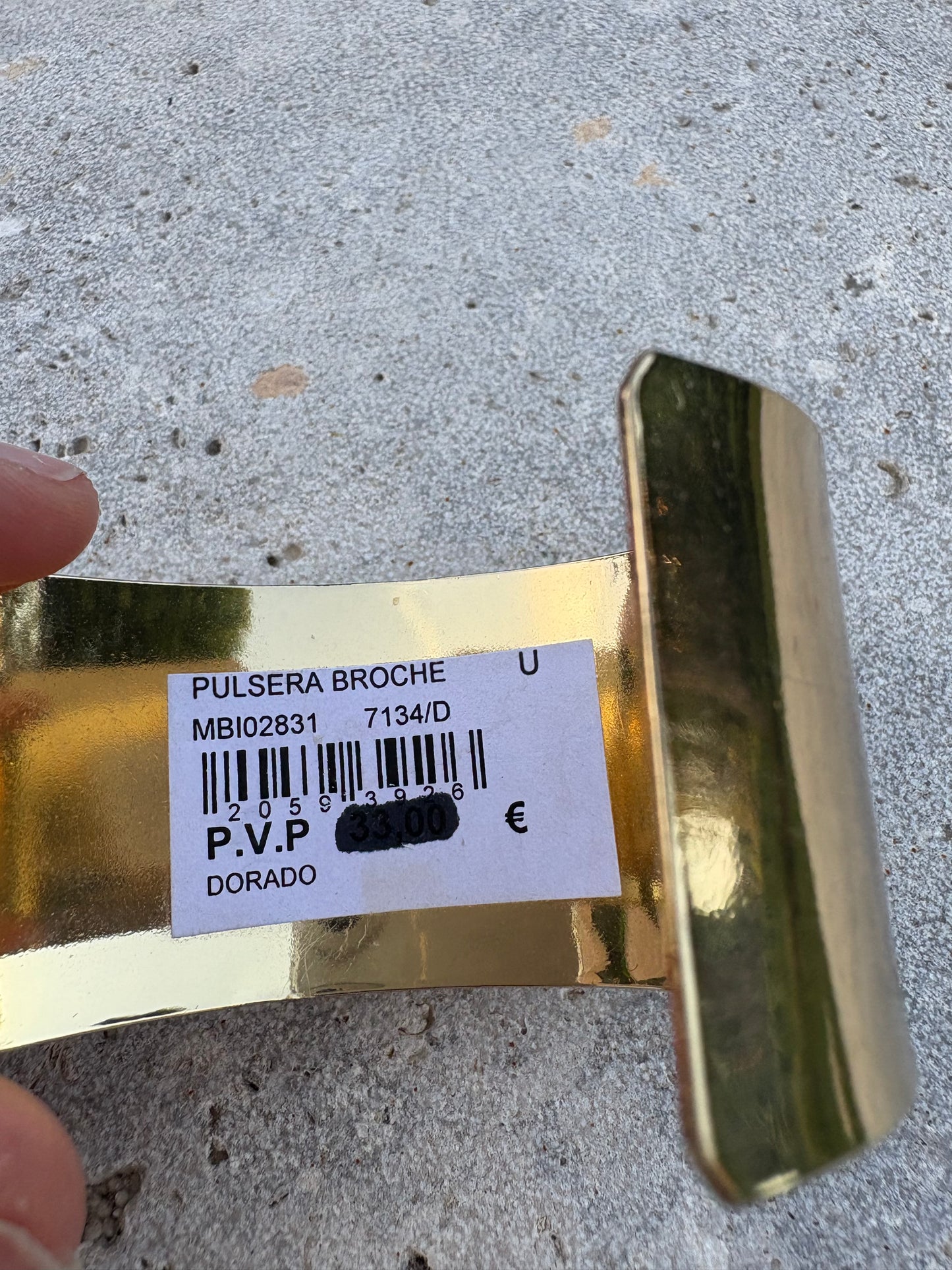 OTRAS. Pulsera dorada rígida
