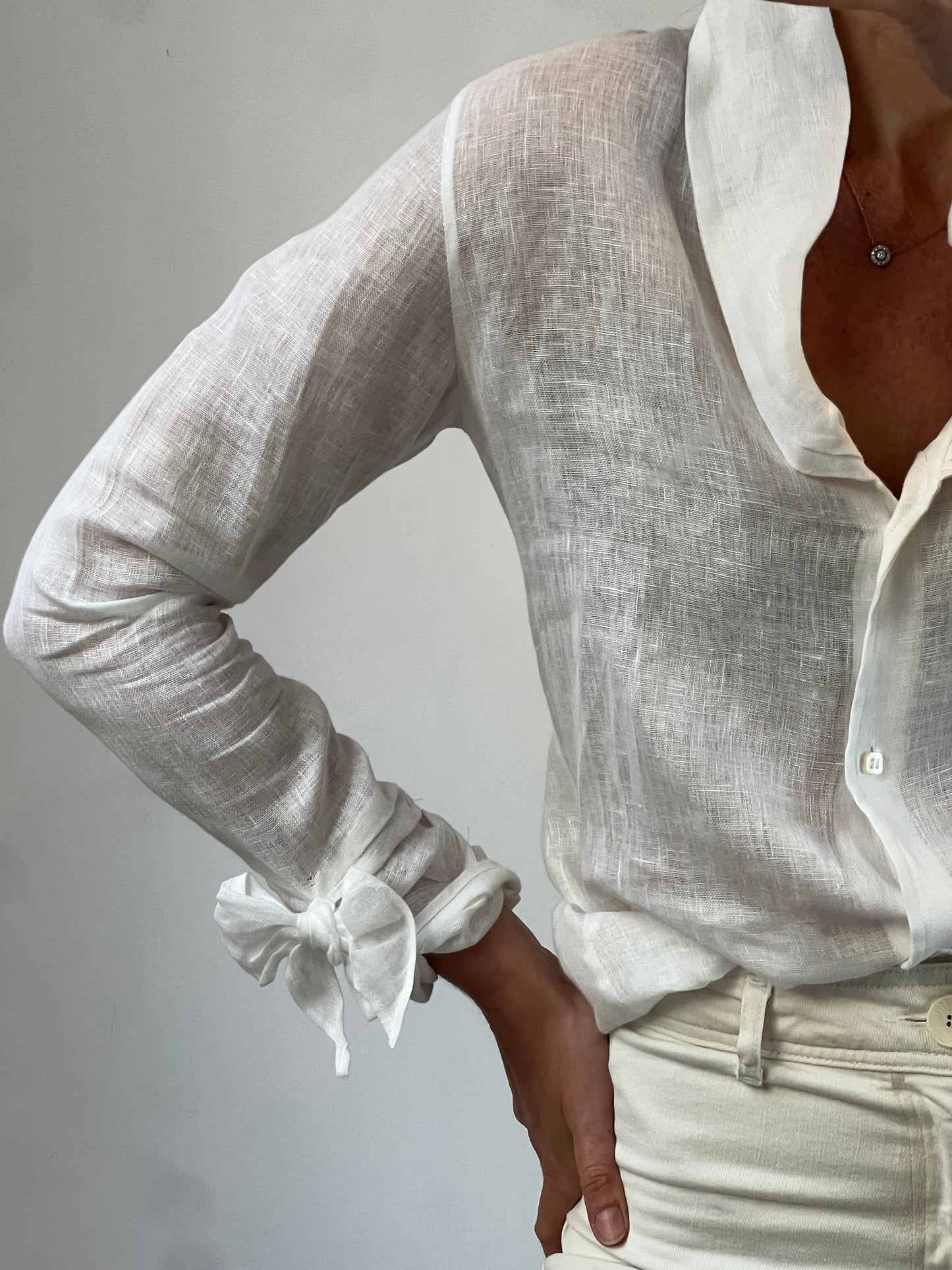 100% Capri. Linen blouse with neck and sleeve detail. TL