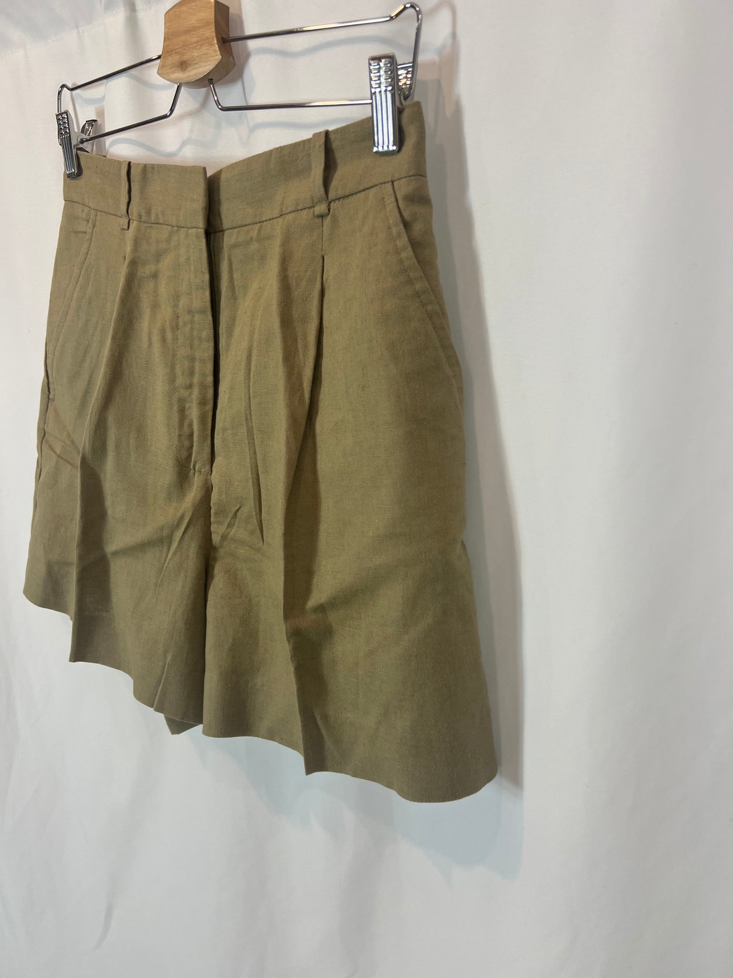 ZARA. Bermuda caqui pinzas con lino. T S