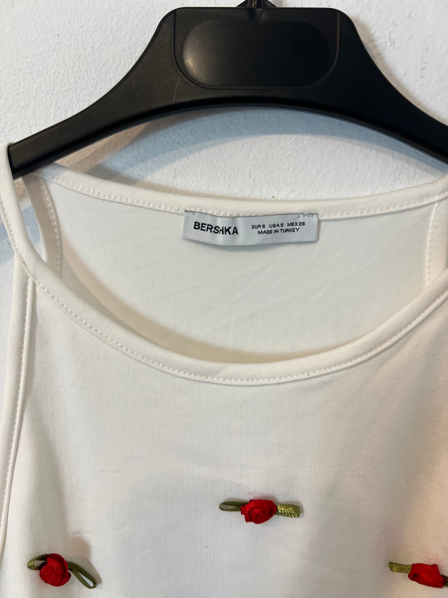 BERSHKA.top blanco flores T.s