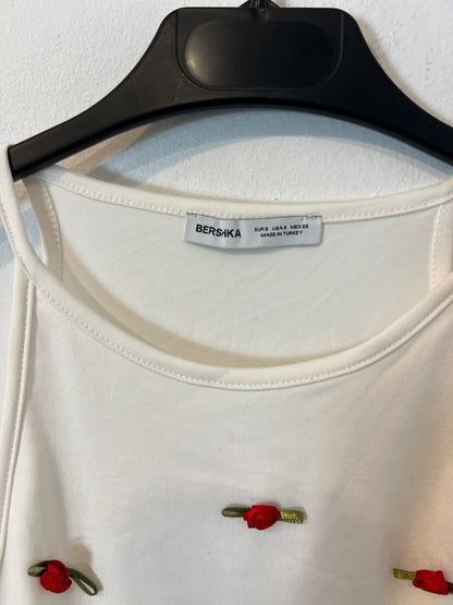 BERSHKA.top blanco flores T.s