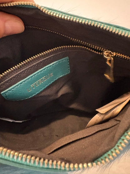 UTERQÜE. Bolso azul turquesa oscuro textura