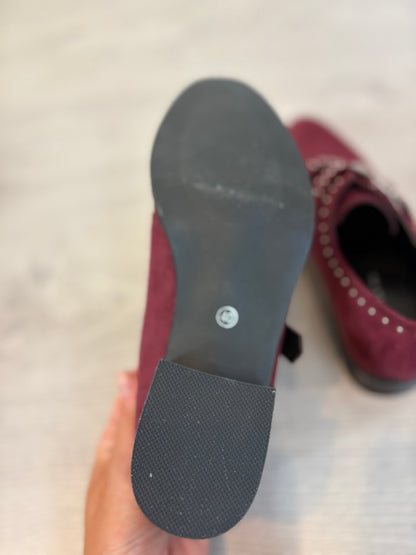 PICCOLA PIU. Zapatos burdeos tachuelas. T 40