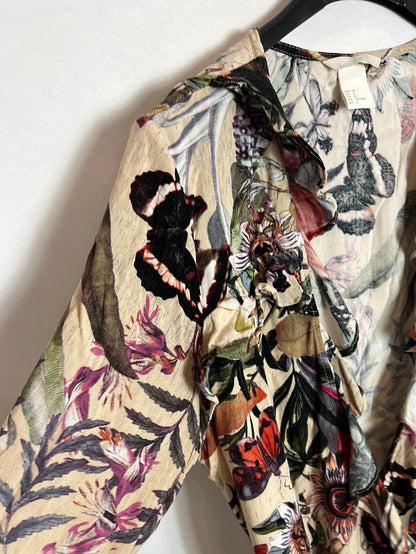 H&amp;M. Printed wrap blouse. T 38