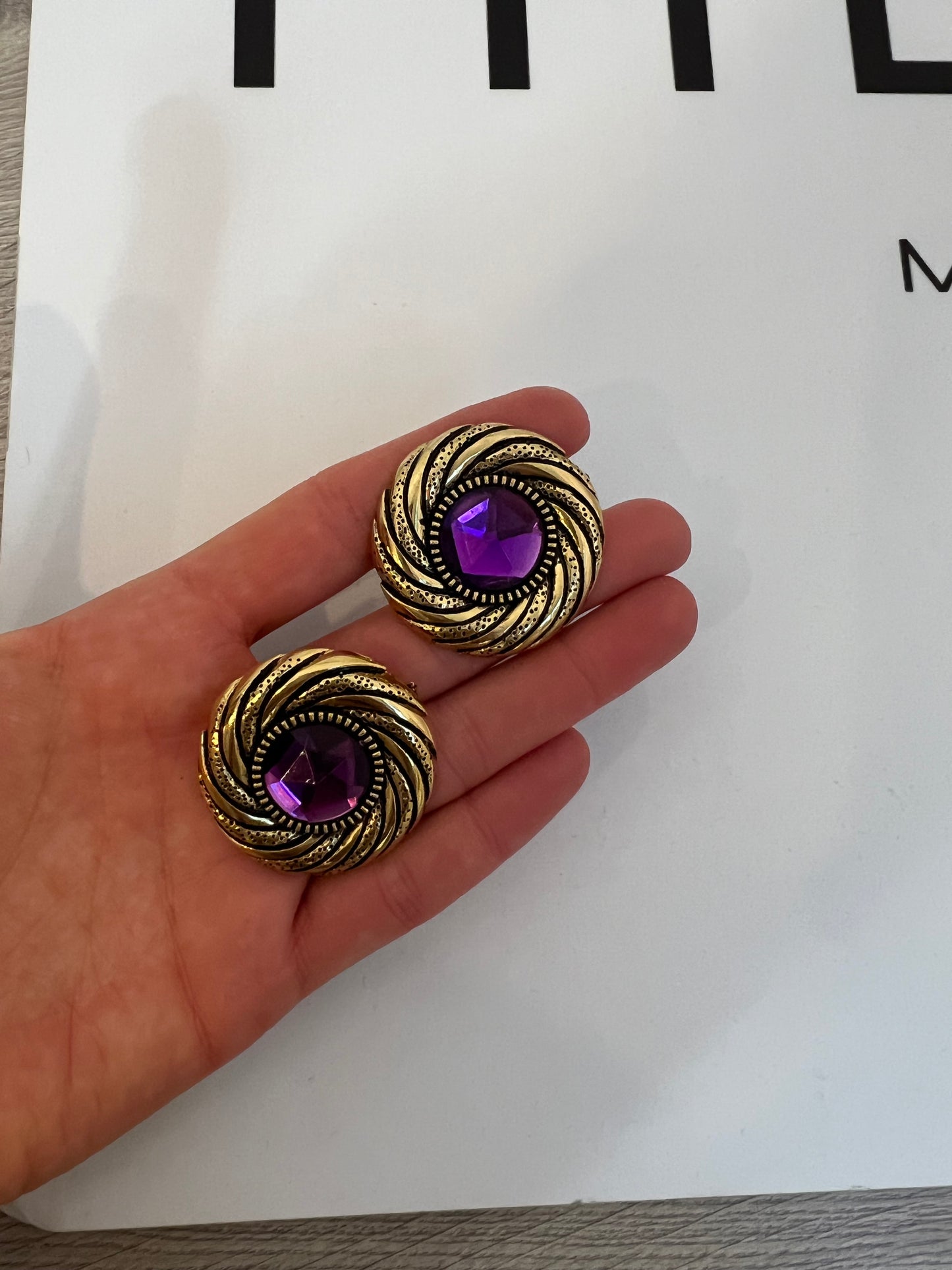 OTHERS. Gold circular earring