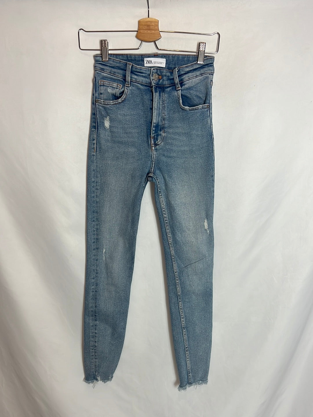 ZARA. Pantalón pitillo desflecado. T 34