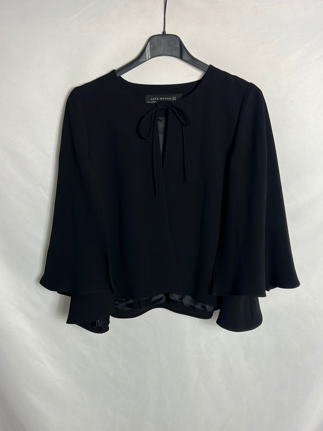 ZARA. Capa corta negra . T S