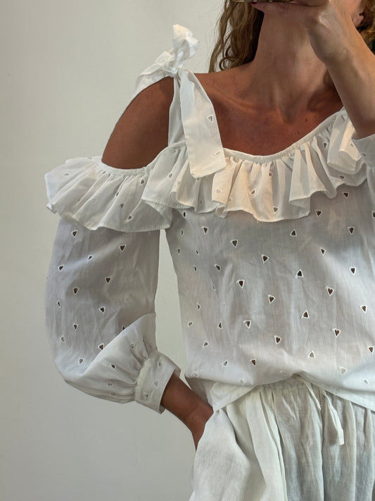 NATALIE CONSTANTINIDOU. Blusa blanca hombros al aire