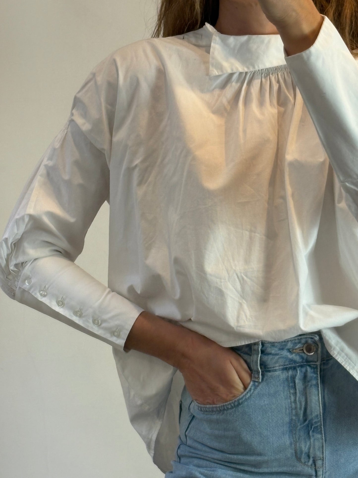 MAJE. Blusa blanca detalle cuello