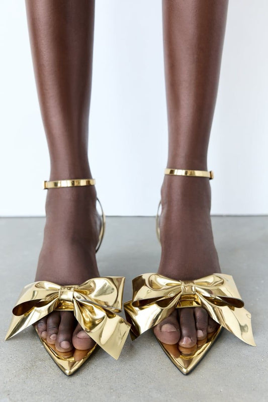 ZARA. Sandalia dorada lazo