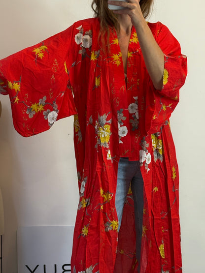 Kimono japonés rojo estampado