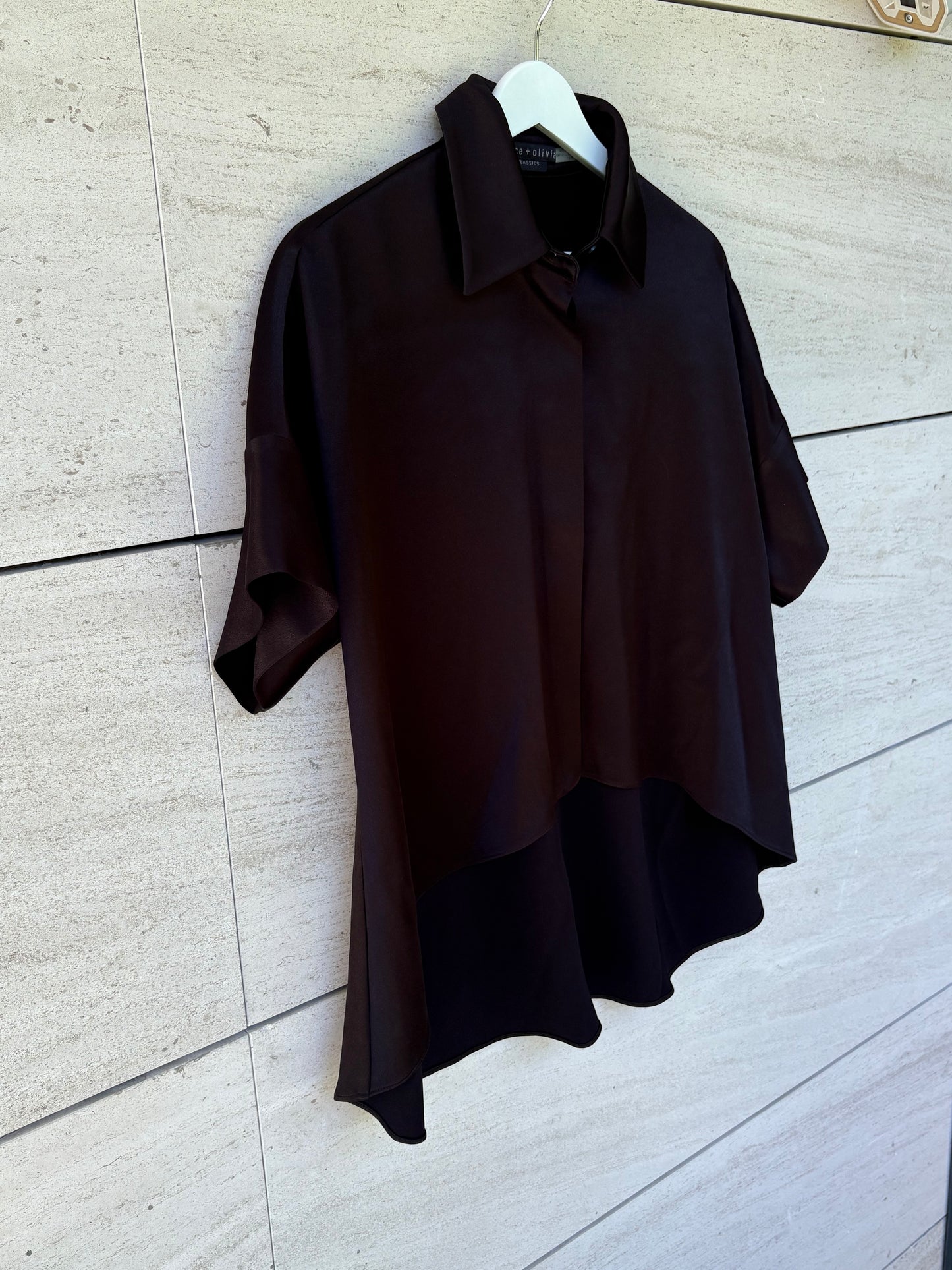 ALICE + OLIVIA. Blusa negra vuelo satinada