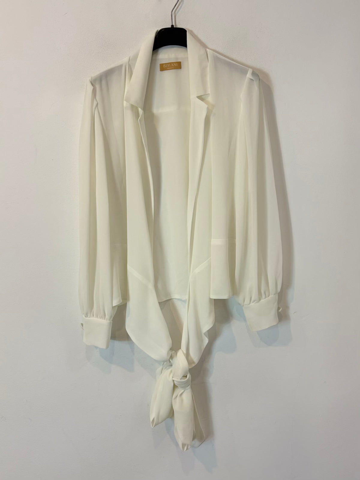 BIMANI. Blusa blanca fluida cruzada