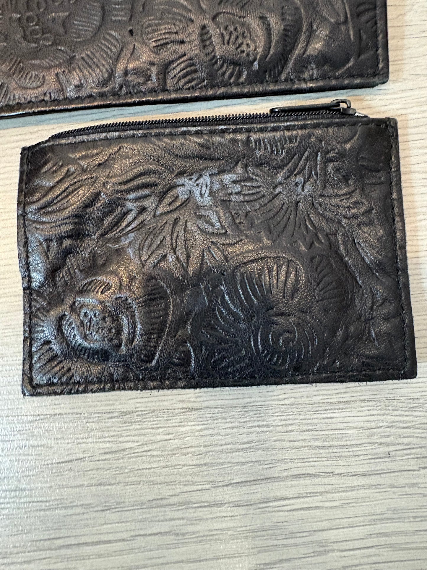 DEVA & COMEYA. Cartera de mano negra piel troquelada